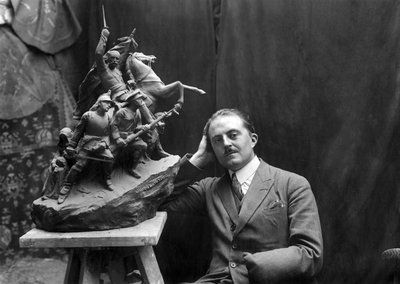 Maxime Real Del Sarte (1888-1954), escultor, veterano de guerra com deficiência, com a escultura de Eduardo VII em Biarritz de Maxime Real del Sarte