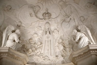 Santuário de Fátima. Interior da antiga Basílica de Fátima. A coroação da Virgem. Portugal. de Maximiano Alves