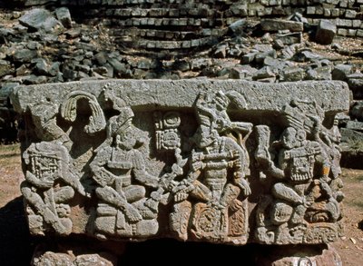 Altar Q com coroação de rei do sol nascente, 776 d.C. de Mayan