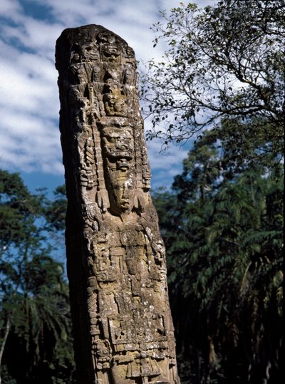 Detalhe da estela F na grande praça de Mayan