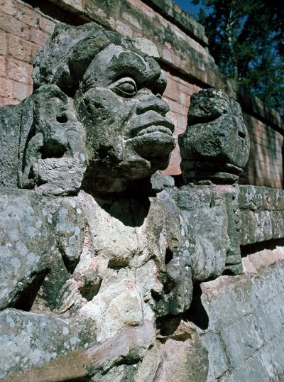 Esculturas em pedra - templo 11 de Mayan