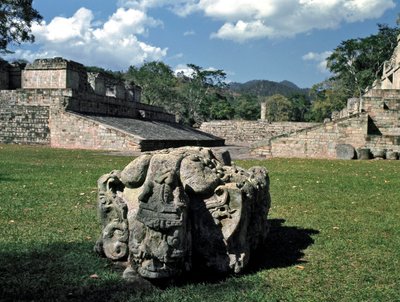 O ballcourt e altar M, 378 d.C. de Mayan
