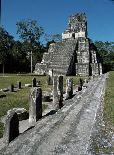 Vista do templo II ou templo das máscaras Tikal, séculos VII a VIII de Mayan