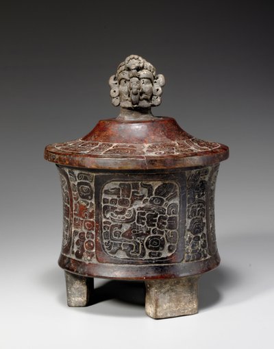 Uma embarcação de tripé esculpida e com tampa maia, c.250-450 de Mayan Mayan