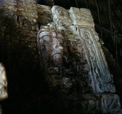 Máscara Arquitetônica, Templo das Mascarones, Kohunlich, Península de Yucatan, México, Período Clássico Primitivo (300-600 d.C.) (pedra e estuque) de Mayan Mayan