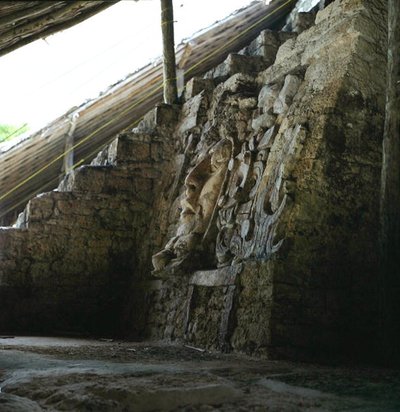 Máscara Arquitetônica, Templo das Mascarones, Kohunlich, Península de Yucatan, México Período Clássico Primitivo (300-600 d.C.) (estuque e pedra) de Mayan Mayan