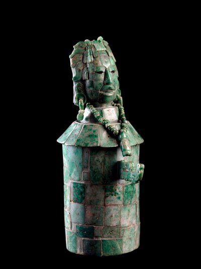 Vaso cilíndrico com mosaico de jadeite, a tampa é a cabeça de um homem com um vestido de plumas. De Tikal, c. 250 a 900 de Mayan Mayan