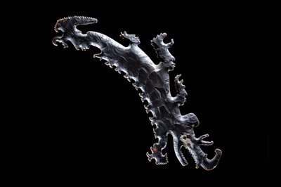Pederneira excêntrica representando uma canoa de crocodilo com passageiros, cAD 600 -900 (pederneira) de Mayan Mayan