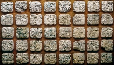 Calendário Maya (320-1697) composto por diferentes glifos (pedras gravadas) de Mayan Mayan