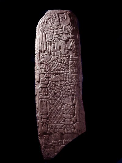 Arte pré-colombiana, civilização Maia, período clássico inicial: estela de pedra 5 de El Zapote, Peten, Guatemala. Sol. h. 127 cm Guatemala, Museo Nazionale di Archeologia e Etnologia - Arte Pré-colombiana, civilização Maia, período clássico (c. 250 a 900  de Mayan Mayan