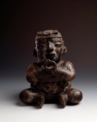 Arte pré-colombiana, civilização Maia, período inicial: vaso antropomórfico de barro representando um homem sentado com as mãos unidas em forma de círculo. De Uaxactun, Guatemala. Sol. h. 21,2 x largura 20,2 cm Guatemala, Museo Nazionale di Archeologia e E de Mayan Mayan