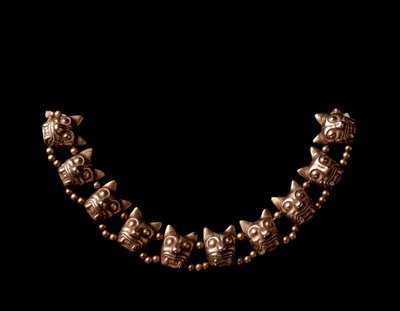 Arte pré-colombiana, civilização Maia, período pós-clássico: colar de ouro composto por elementos em forma de cabeças de onça-pintada. 600-1100 d.C. de Iximche, Chimaltenango, Guatemala,. Dim. longo. 27 cm Guatemala, Museo Nazionale di Archeologia e Etnolo de Mayan Mayan