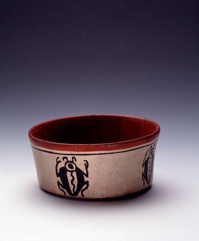 Arte pré-colombiana, civilização Maia, período clássico: decoração em barro policromado de coleópteros pretos. De Peten, Guatemala Sun. h. 5,8 x diam. 12,6 cm Guatemala, Museo Nazionale di Archeologia e Etnologia - Arte Pré-colombiana, Civilização Maia, Cl de Mayan Mayan