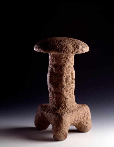 Arte pré-colombiana, civilização Maia, período clássico: escultura em pedra em forma de fungo tripé. de Chimaltenango, Guatemala. Dim. 31,3 x largura 18 cm Guatemala, Museo Nazionale di Archeologia e Etnologia de Mayan Mayan