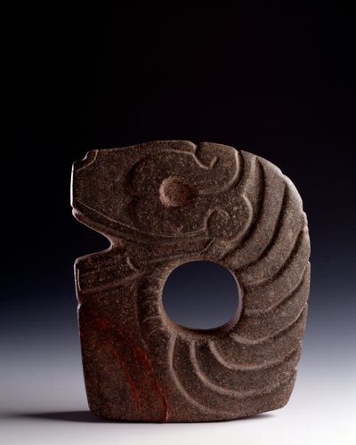 Arte pré-colombiana, civilização Maia, período clássico: machado zoomórfico em pedra esculpida representando uma cobra estilizada. da Bolívia, Escuintla, Guatemala. Dim. 25 x largura 21 cm Guatemala, Museo Nazionale di Archeologia e Etnologia - Arte Pré-Co de Mayan Mayan