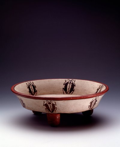 Arte pré-colombiana, civilização Maia, período clássico tardio: prato de barro policromado de tripé decorado com coleópteros. De Peten, Guatemala. Sol. h. 8,7 x diam. 27,5 cm Guatemala, Museo Nazionale di Archeologia e Etnologia - Arte Pré-Colombiana, Maya de Mayan Mayan