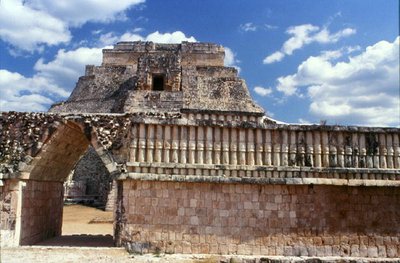 A Casa das Aves com A Pirâmide do Mágico atrás, Maia Clássico Final, c.700-900 d.C. (foto) de Mayan Mayan