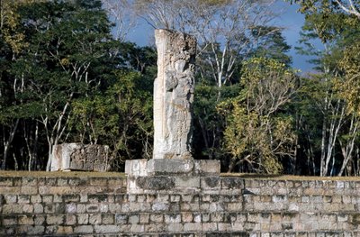 A estela 2 com vista para o campo de bailes, 652 d.C. de Mayan Mayan