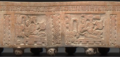 Cilindro tripé, esculpido: Senhor entronizado com texto glífico, 650-900 d.C. (cerâmica) de Mayan Mayan