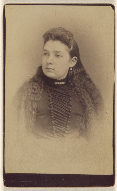 [Mulher não identificada com cabelo comprido e ondulado, impressa em estilo vinheta] de Mayhew Brothers
