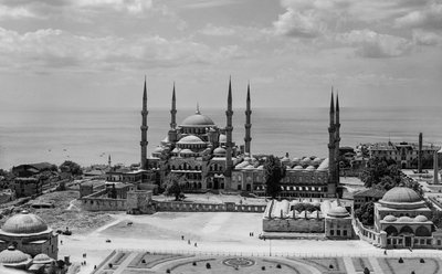 Aérea da Mesquita Azul em Istambul, também conhecida como Mesquita do Sultão Ahmed, um monumento histórico da era otomana... de Maynard Owen Williams