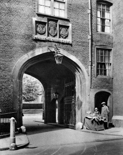Um gateway Tudor que leva a Lincolns Inn de Chancery Lane, 1926-1927. de McLeish