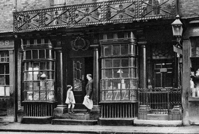 Uma frente de loja, Artillery Lane, perto de Bishopsgate, Londres, 1926-1927. de McLeish