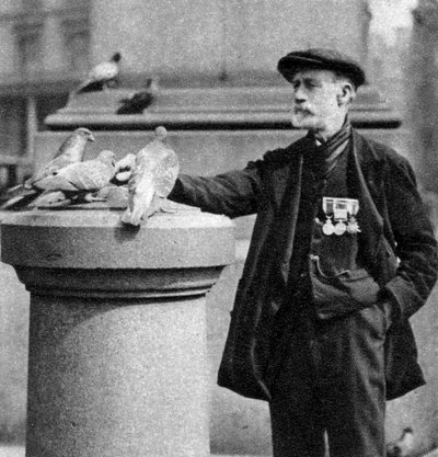Um velho soldado com alguns pombos, Trafalgar Square, Londres, 1926-1927. de McLeish