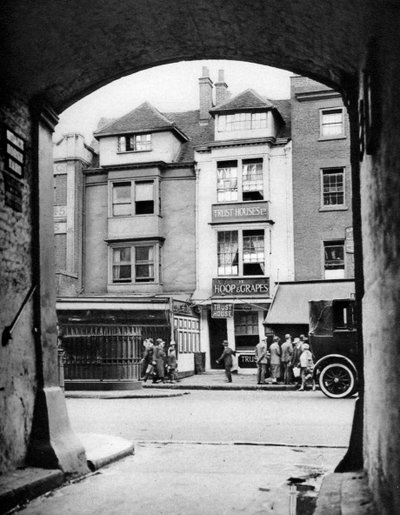 Casa velha e uma taberna que sobrevive em Aldgate, Londres, 1926-1927. de McLeish