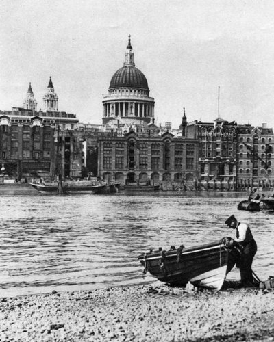 Waterham de Tamisa e seu barco na praia de Bankside, Londres, 1926-1927 de McLeish