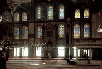 Arte otomana: vista interna do Mosquee Azul construído entre 1609 e 1617 de Mehmet Aga