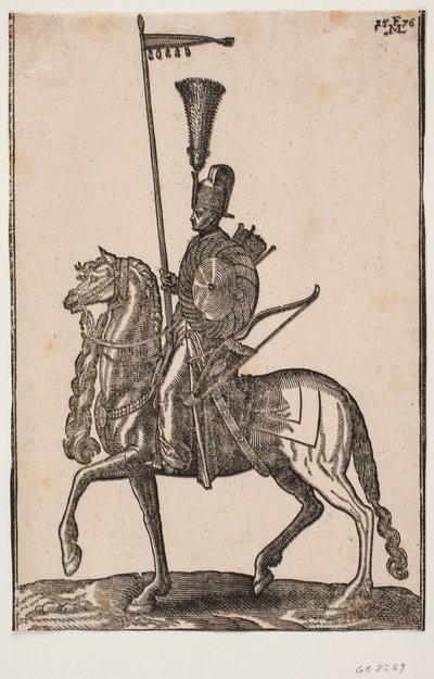 Soldado montado, perfil a v.; lança com galhardete, arco ao lado, escudo circular, aljava; cocar com arbusto de penas de Melchior Lorck