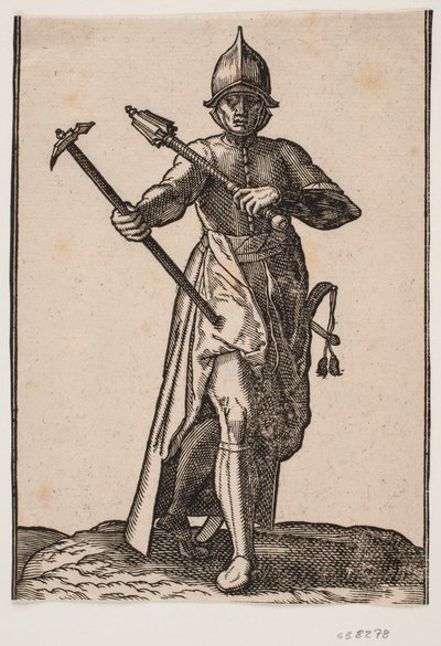 Soldado de capacete em pé, vista frontal; em r. mão um martelo de guerra, em v. mão uma clava de guerra, perna e pé de trás distorcidos em relação à frente; ao lado de uma espada de Melchior Lorck