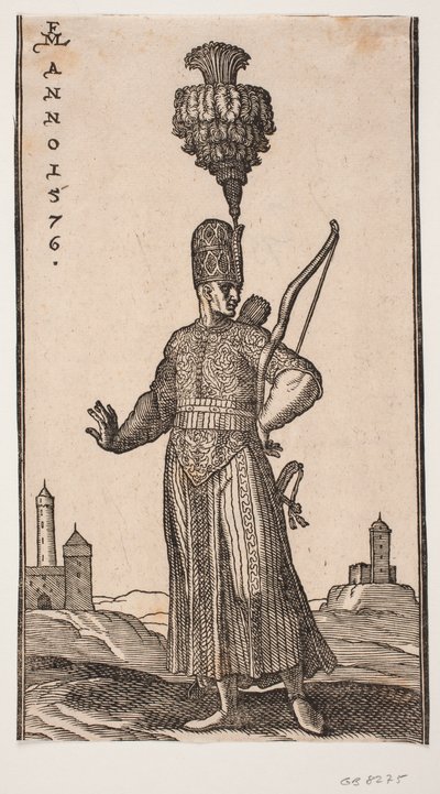 Soldado em pé, vista frontal, cabeça virada para h.; ele carrega arco sobre o braço esquerdo, aljava nas costas e espada no lado esquerdo; ele estende o braço direito para trás de forma coquete; na volta ou seja e t.v. dois edifícios semelhantes a fortalez de Melchior Lorck