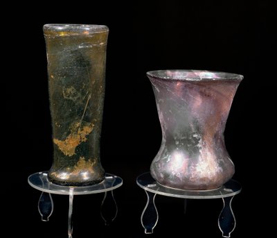 Civilização bárbara: taças de vidro do período merovíngio. Século VI-XVII. Estrasburgo, Museu Arqueológico do Palais Rohan de Merovingian