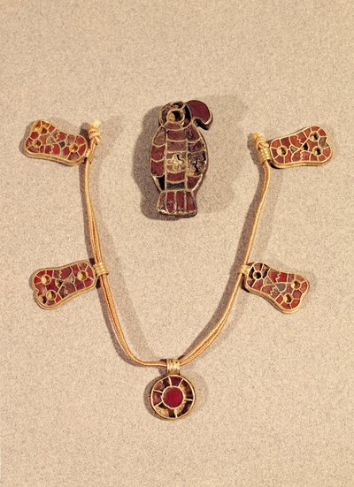 Broche em forma de águia e colar, do século IV ao VI (esmalte dourado e cloisonne) de Merovingian
