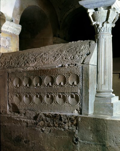 Merovingian art: cenotaph da abadessa Theodechilde (ou Telchide) (falecido em 662 d.C.). Monumento funerário de pedra. Abadia de Jouarre (Sena e Marne) de Merovingian