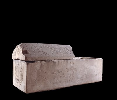 Arte merovíngia: sarcófago de Charenton em Cher decora cenas do martírio de Daniel na cova dos leões. Século VII. Bourges, Museu da Baga de Merovingian