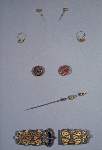 Art Merovingian (Gaulês): Conjunto da Rainha dos Francos Arnegundes ou Aregonde (v.515-600), cerca de 570. Esposa de Clotaire I (511-561). De cima para baixo: par de pinos em prata filigrana e ouro, par de brincos em prata cloisonne, cobre filigrana, grana de Merovingian Merovingian