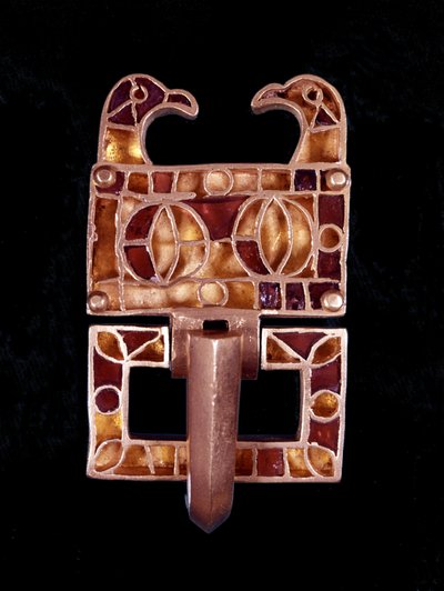 Jóia decorada com cabeças de pássaros (França) do século VI. Musée de Saint-Germain en Laye de Merovingian Merovingian