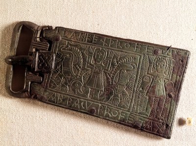 Arte merovingiana: Fivela de cinto de bronze do reino da Borgonha (povo bárbaro) representando Daniel no poço do leão. 550-626. De Franche-Comte. Museu Nacional de Arqueologia, Saint Germain en Laye. de Merovingian Merovingian