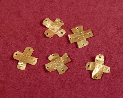 Merovingian art: pequenas cruzes em ouro. Século VI. Museu Nacional de Arqueologia de Saint Germain en Laye de Merovingian Merovingian