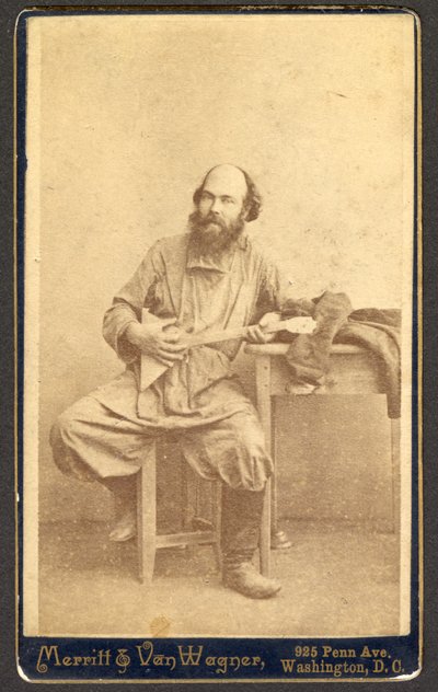 Retrato de homem não identificado com balalaica, entre 1886 e 1895. de Merritt and Van Wagner