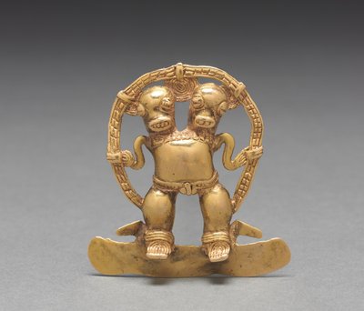 Pingente de figura de duas cabeças, c. 700-1550 (ouro fundido e martelado) de Mesoamerican Mesoamerican
