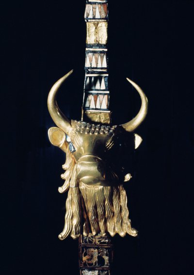 Cabeça de touro, decoração de uma harpa, 2800-2300 aC (madeira dourada) (ver 198659) de Mesopotamian