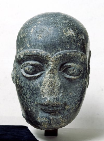 Cabeça de um homem, conhecido como Gudea com a cabeça raspada, de Telloh (antigo Girsu) neo-sumério, c.2120 aC (diorito) de Mesopotamian
