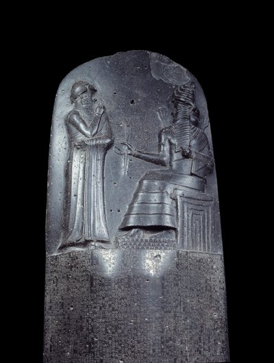 Mesopotâmia: estela em diorito do Código de Leis de Hammurabi (ou Hammourabi). Está coberto com inscrições cuneiformes e no topo está o rei Hamurabi perante o deus sol da Mesopotâmia, Shamash, divinita da Justiça. É uma das peças mais antigas do mundo. de Mesopotamian