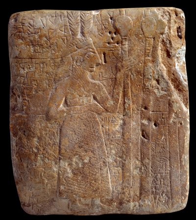 Mesopotâmia. Arte Suméria: personagem com plumas (cerca de 2700 a.C.) stello antigo girsou período sumério arcaico - calcário. Paris, Musee Du Louvre de Mesopotamian Mesopotamian