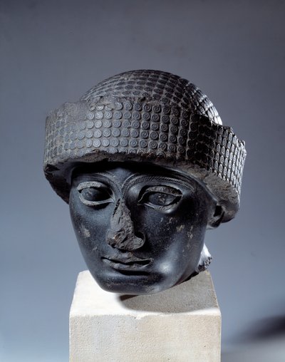 Mesopotâmia: cabeça em diorito sem inscrição de Gudea, governador da cidade de Lagash. Cerca de 2120 AC. Período Neo-Sumeriano (ca. 2150-2000 a.C.). Paris, Museu do Louvre de Mesopotamian Mesopotamian