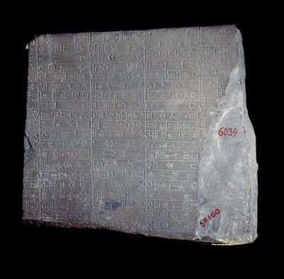 Mesopotâmia: estela calcária com inscrições em acádio comemorando o trabalho feito em honra do deus Inshushinak. 2100 AC. Paris, Museu do Louvre de Mesopotamian Mesopotamian